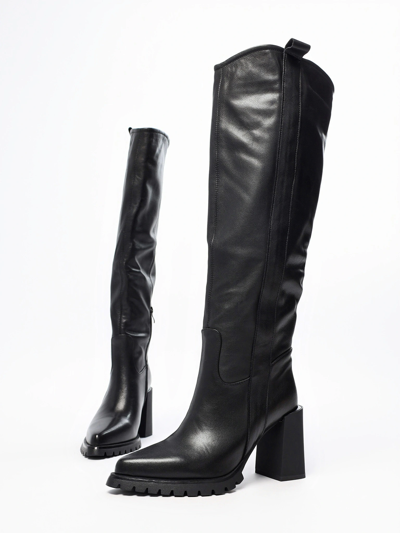 Сапоги черного цвета на высоком каблуке